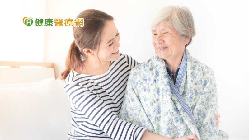  氣溫驟降天氣冷　銀髮族除了保暖還要防跌