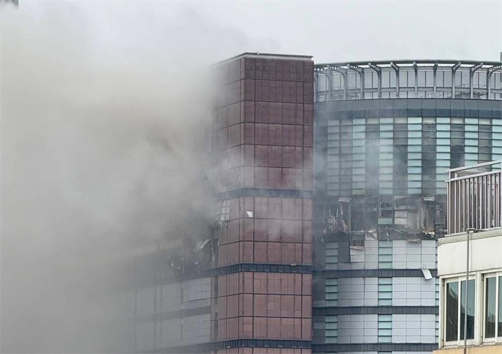 快新聞／台中新光三越疑氣爆傷亡不明「1人OHCA搶救」　緊急封路：不要圍觀