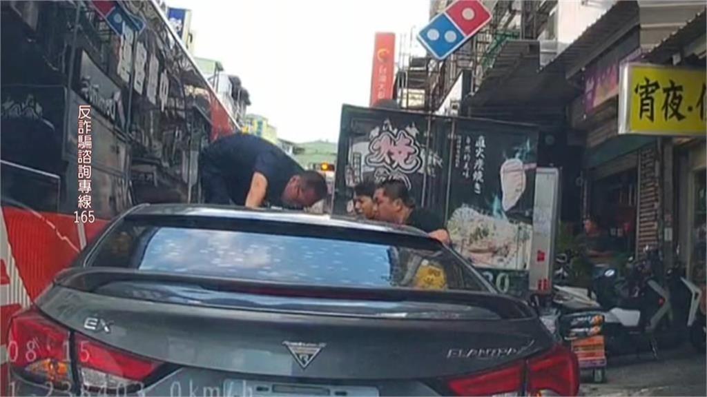 警匪追逐「他跳上車猛踩玻璃」!公車乘客成搖滾區睹「整隻腳插進去」