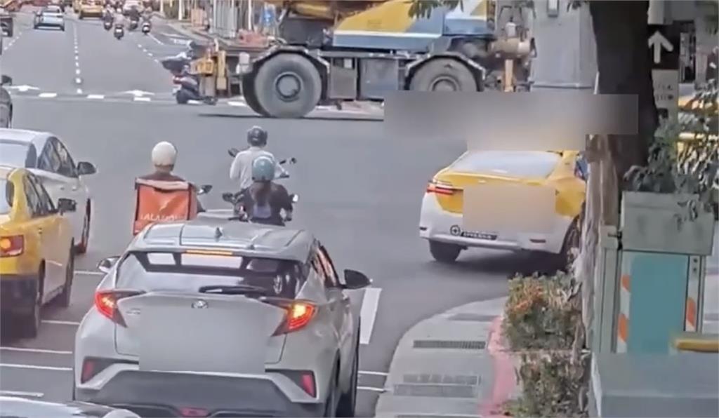 快新聞／最新！忠孝新生站前嚴重車禍　吊車撞3台機車釀1死「臟器外露」