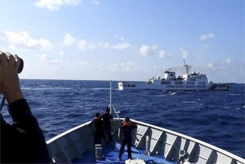 菲律賓研究團隊登鐵線礁　遭中國<em>直升機</em>「超低空吹沙」驅離
