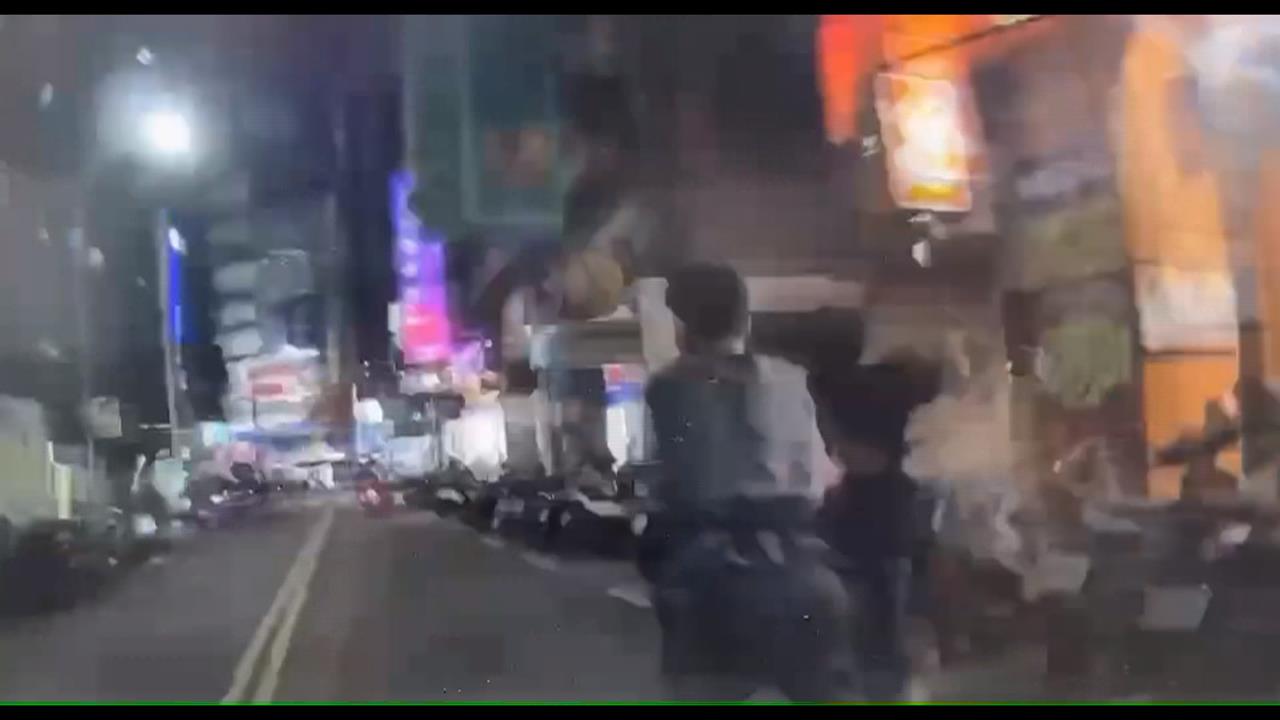 不要跑!員警狂奔逮通緝犯 半路殺出熱心老闆助逮人