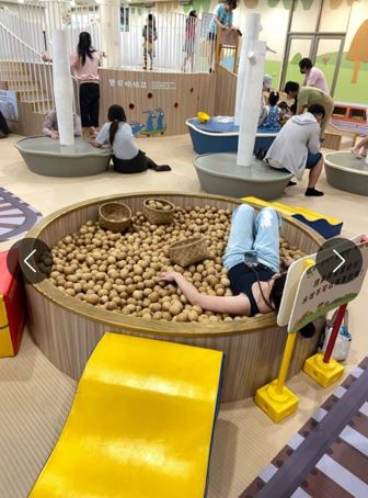超噁！情侶腳踩木球按摩　奇葩行徑挨轟「好沒水準」