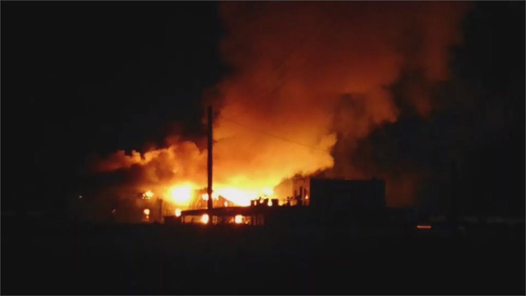 陣陣濃煙！嘉義木材廠陷火海 出動14輛消防車救援