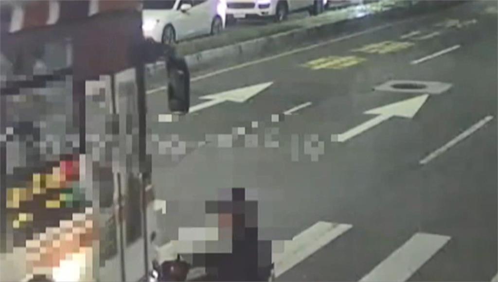 待轉之際險被公車擦撞 騎士:伸手就能觸碰 差點天人永隔