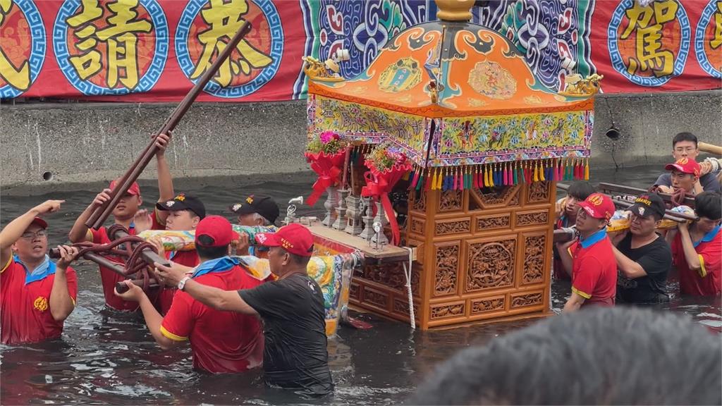 嘉義布袋「衝水路、迎客王」祭典登場　上千遊客到訪搶拍壯觀場面