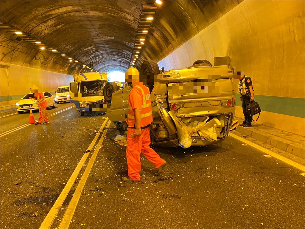 快新聞/國3塞翻了!木柵隧道小貨車飄移 轎車遭擊落「四輪朝天」