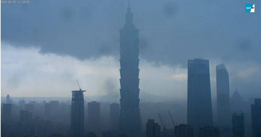 雨狂轟「台北101快消失」！象山鏡頭君掛了　粉專：這地10分鐘雨量35mm