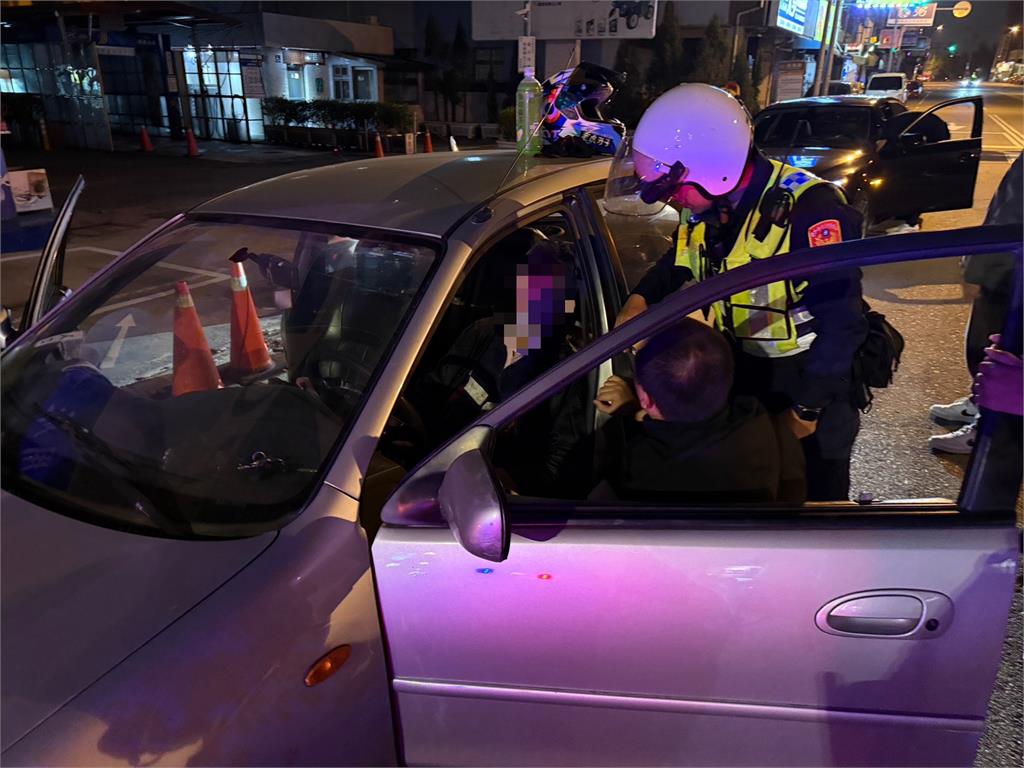 高血壓發作！台中駕駛逆向亂開　熱心民眾擋車阻「撞」況