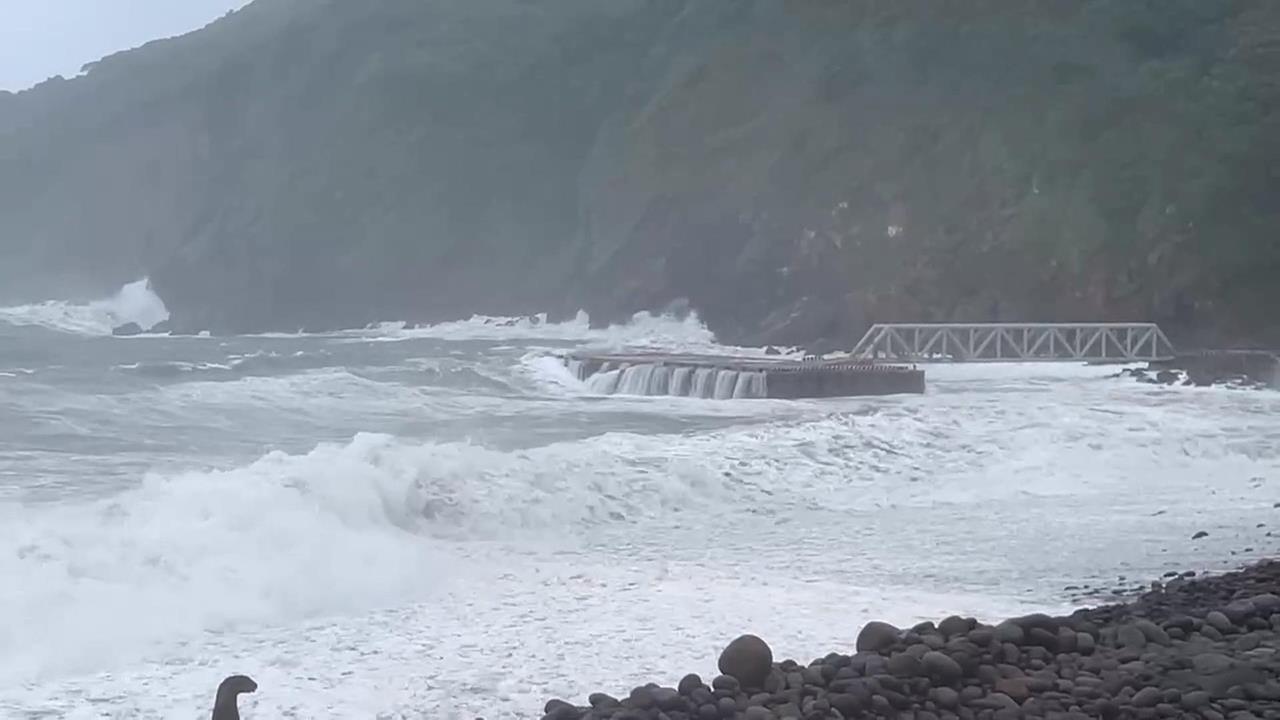 宜蘭豪雨狂炸!蘇澳民宅淹水 龜山島掀滔天巨浪
