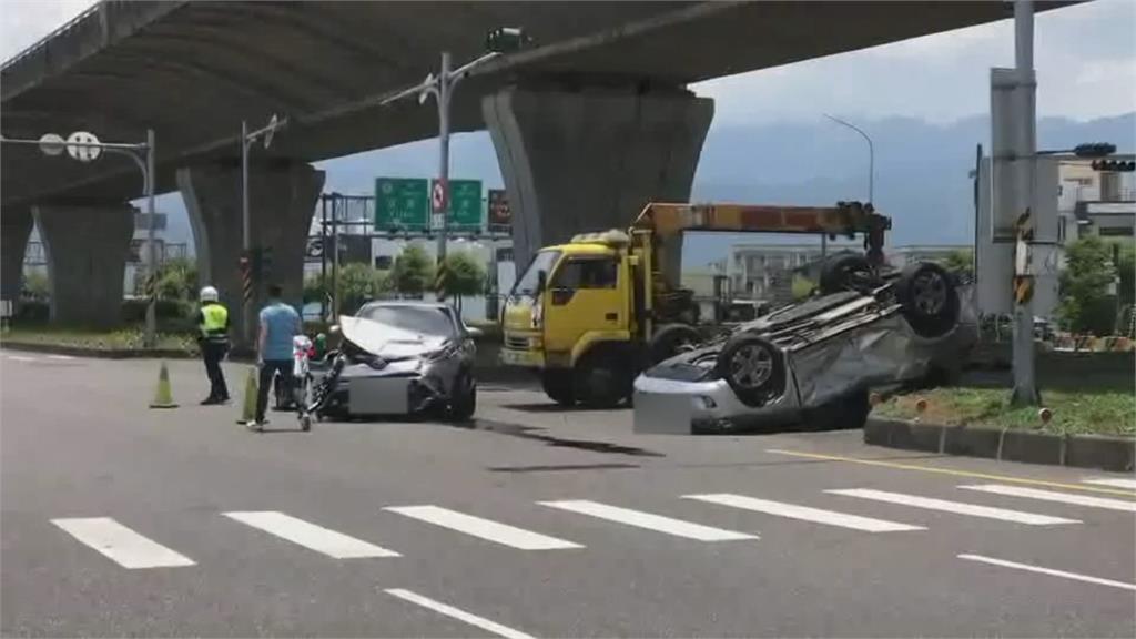 2車衝撞「1車四輪朝天」 駕駛驚魂未定：號誌燈沒亮