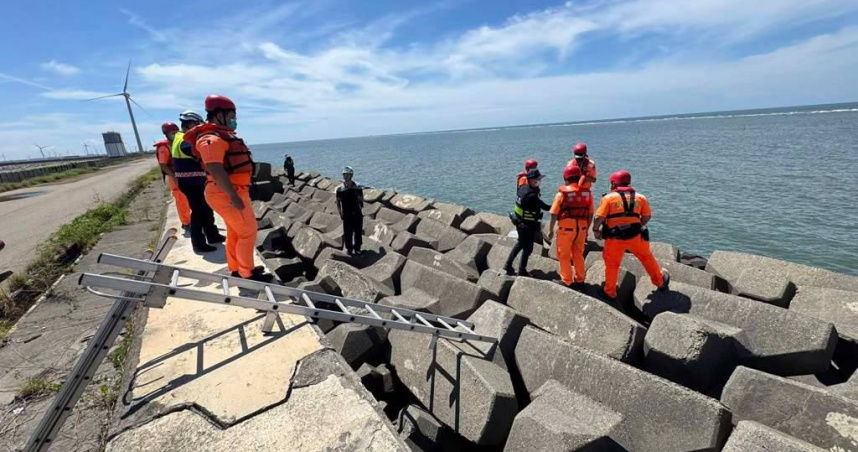 撿貝殼驚見「白色腳掌」彰濱海堤消波塊藏男屍　疑為失蹤56天老翁