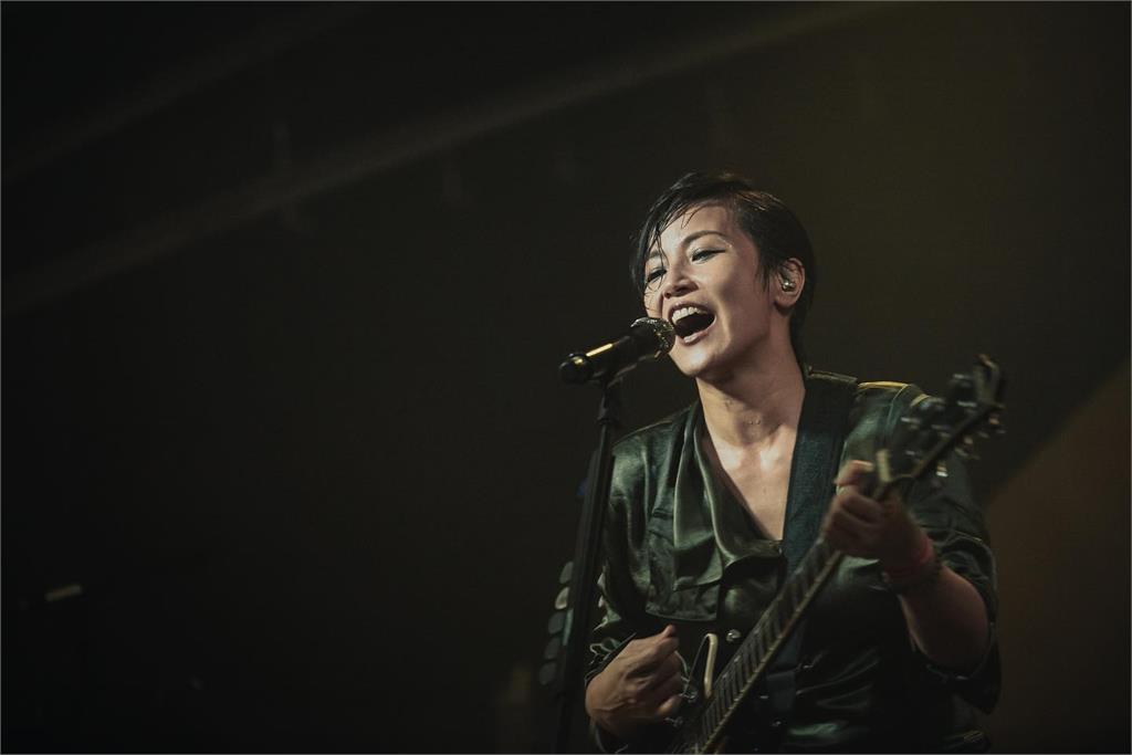快新聞/《立場新聞》高層遭逮被迫停運 何韻詩今獲保釋警署外雙手合十致謝