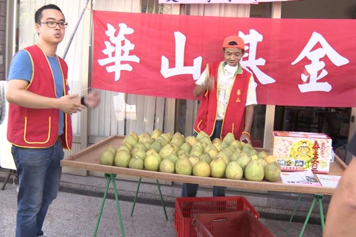 氣切無法說話 癌末患當志工用寫字義賣