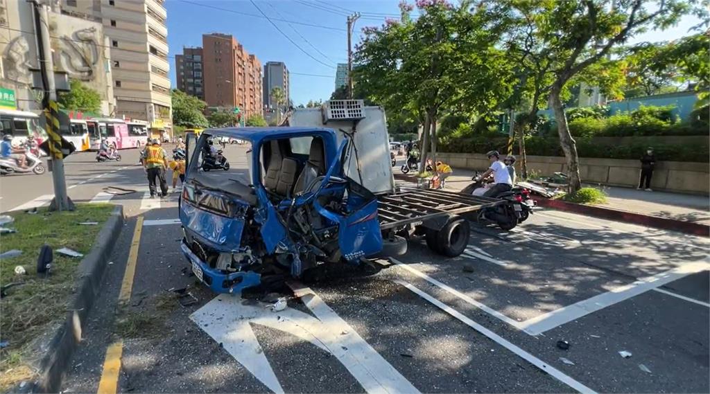 快新聞／台北內湖清晨公車車禍！疑未注意路況撞上小貨車　碎片散落一地