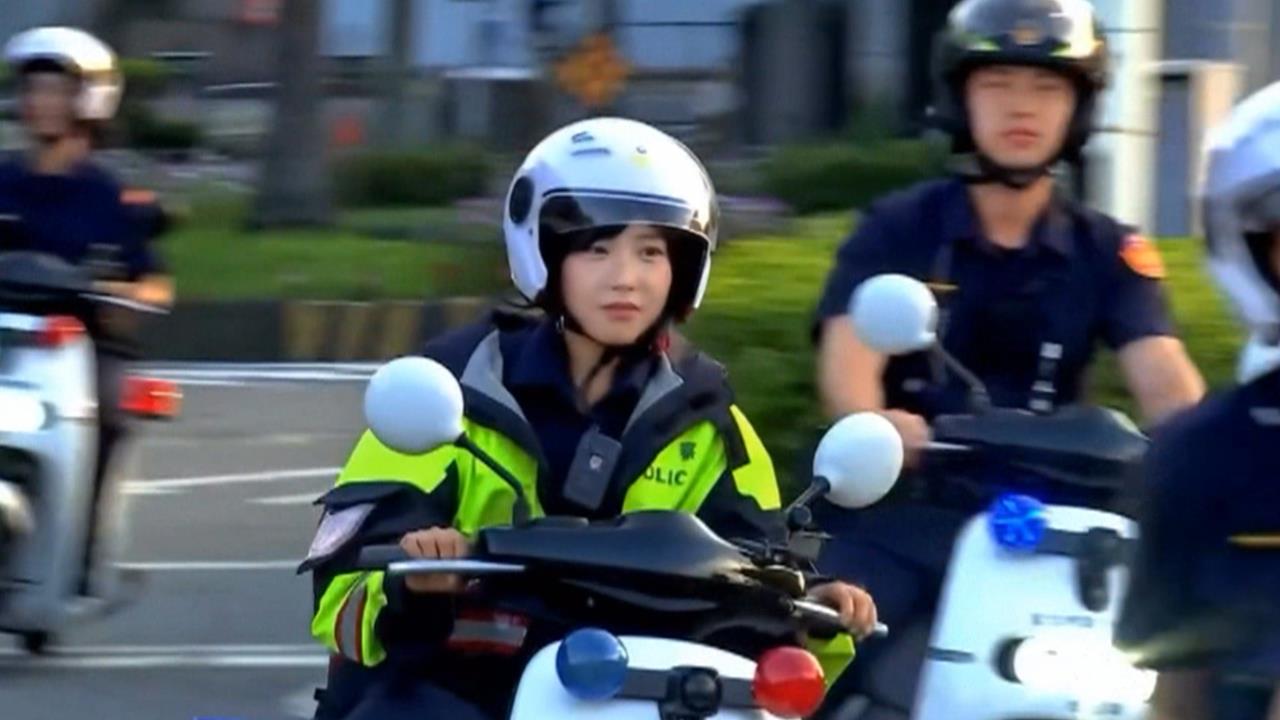 甜美笑容+超電臥蠶！　女警國慶執勤「甜甜一笑爆紅」網友：太犯規