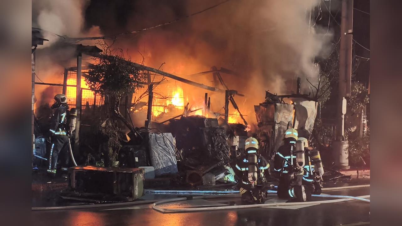 北市文山區家電維修廠凌晨起火！　屋主逃火吻稱「電線走火」