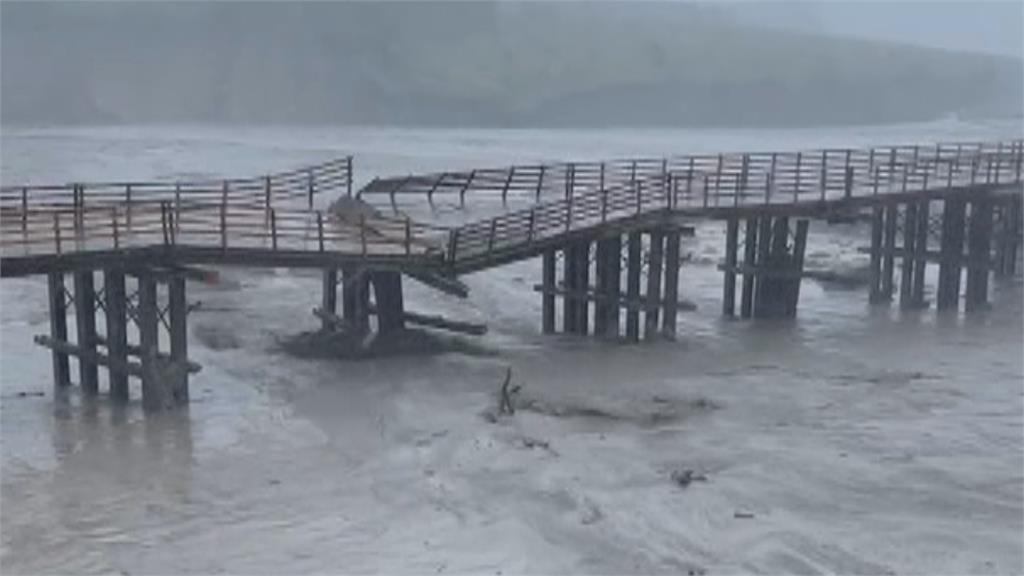 明霸克露橋橋墩遭大石撞壞　高雄3個里變孤島