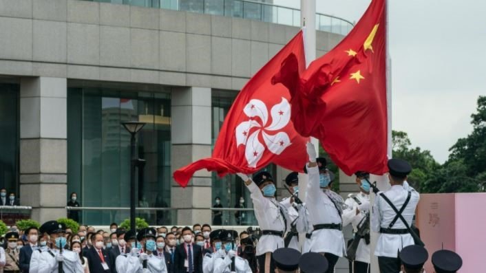 香港回不去了？港府通告中小學：每天必須升掛五星旗