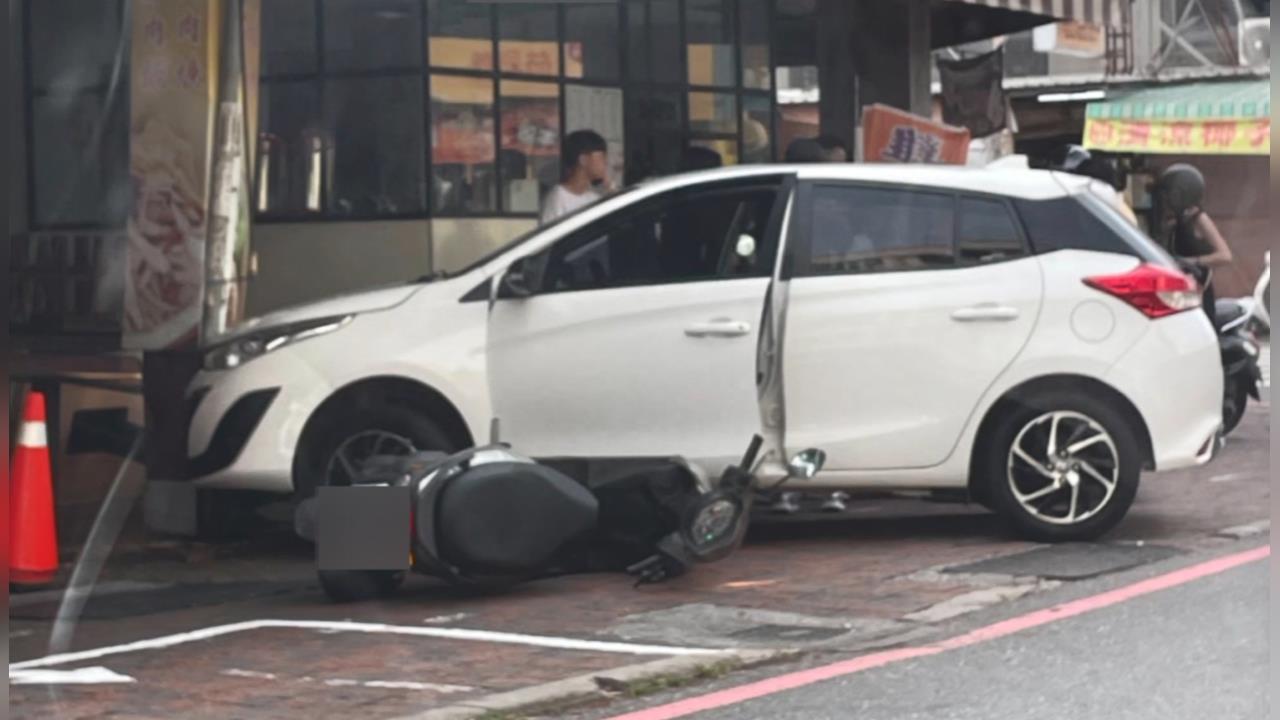 駕照剛到手就出意外　新手駕駛疑過彎緊張一路撞進店家