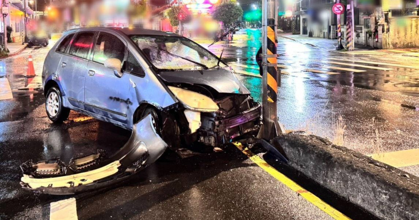 南港翁疑恍神自撞分隔島 車頭凹陷卡路中
