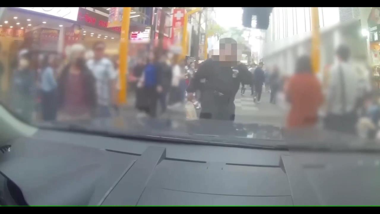 不滿警車開入商圈！　失控男阻撓警執勤還踹車遭法辦