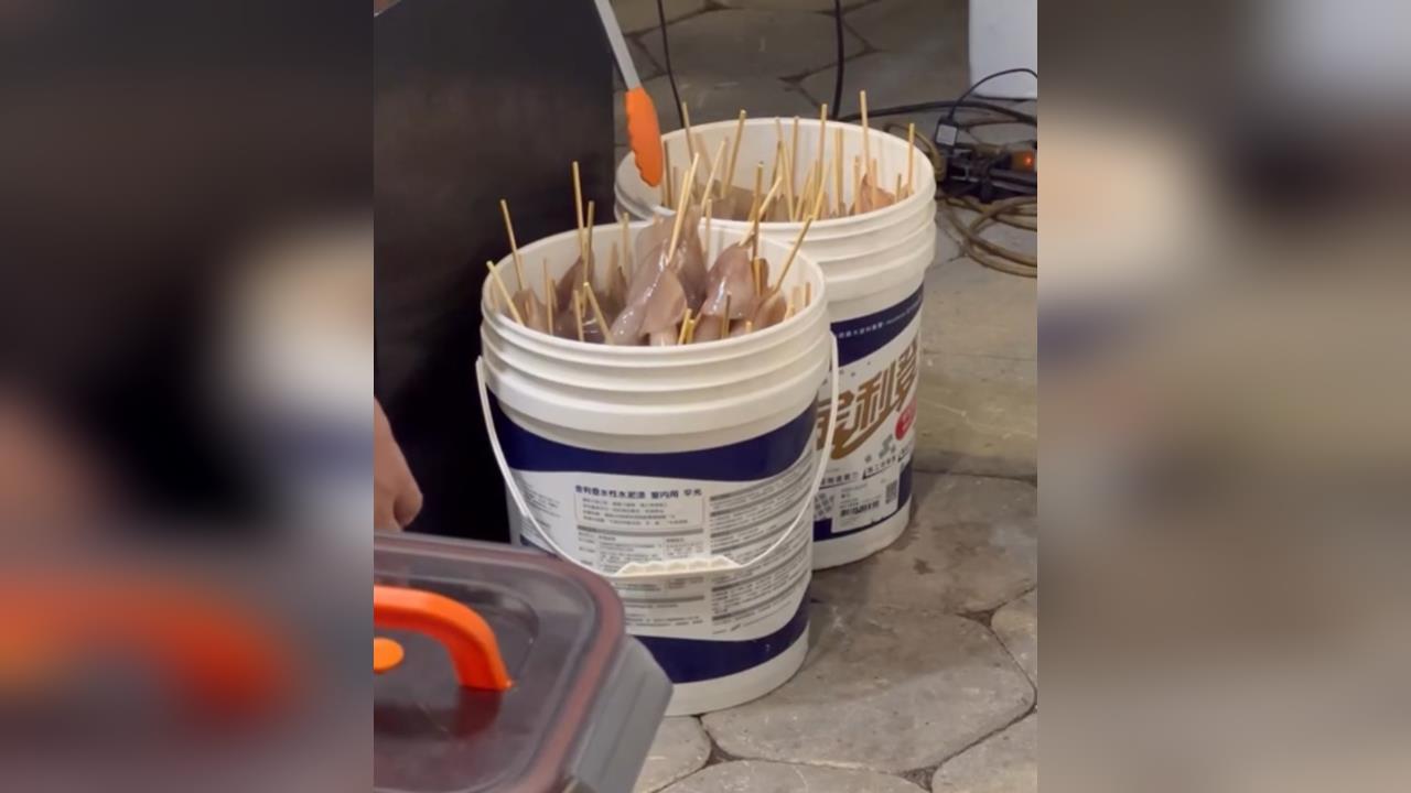 噁!高雄駁二攤販「泥漆桶裝生小卷」 網友傻眼直呼「以為在印度」