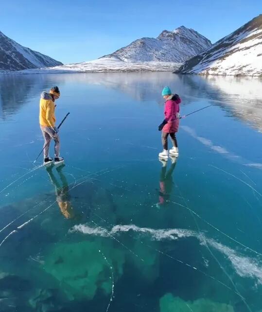 阿拉斯加兔子湖罕見透明「冰窗」　溜冰超夢幻！湖底景致可一覽無遺