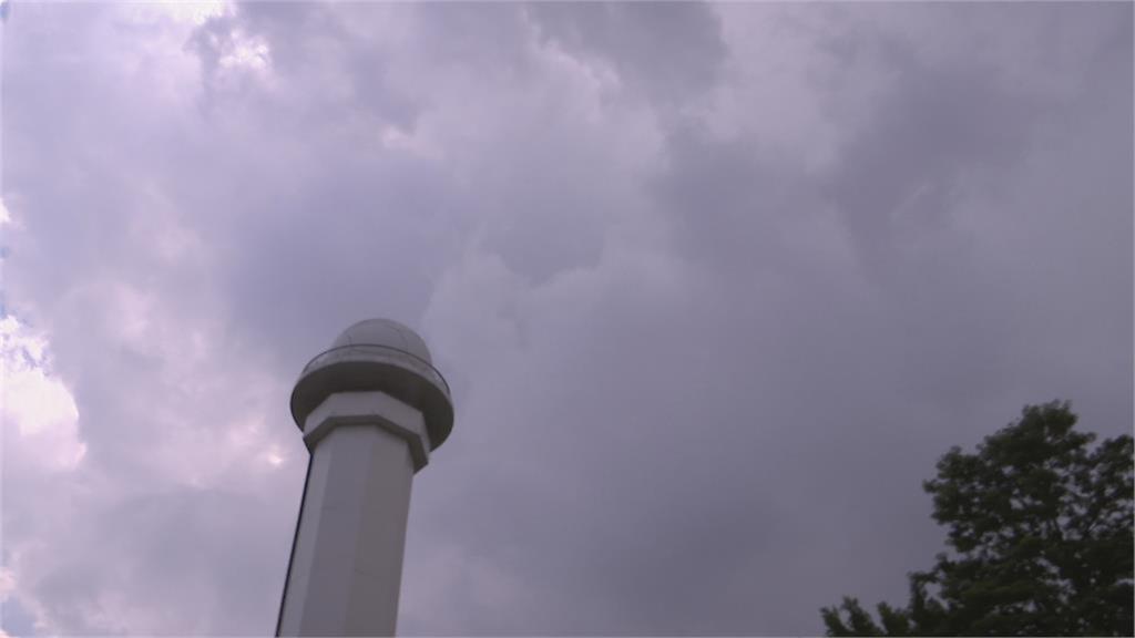 整個天空灰濛濛！鄭明典1圖曝「顯著空氣汙染事件」5地區紅色警示