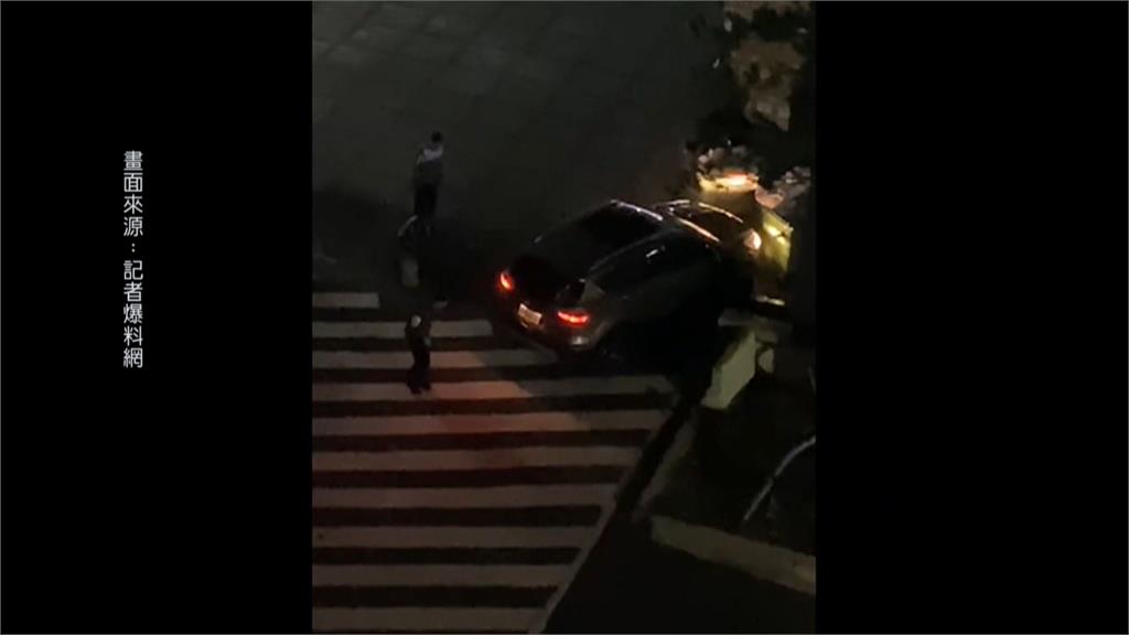 警專大隊長倒車不慎撞石墩　20多學生到場合力抬車