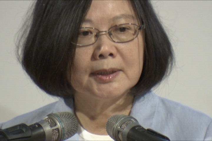 小英眼皮長脂肪瘤 手術後照樣跑行程