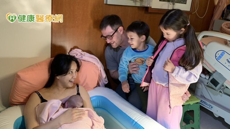 全家陪三寶媽水中生產迎弟弟! 哥哥親手剪臍帶見證生命奇蹟