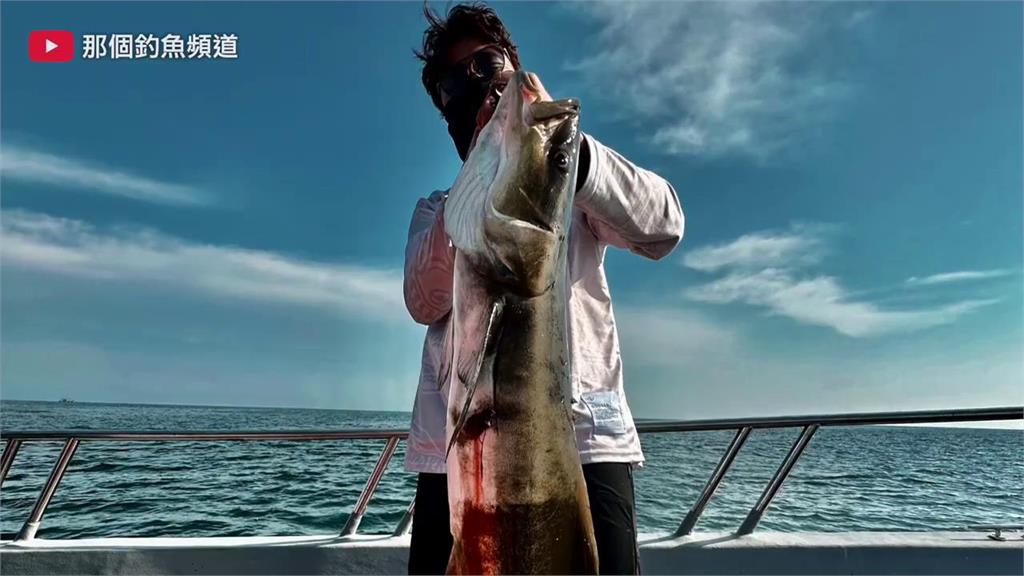 釣魚達人到馬來西亞旅釣狂掃　遇「怪物級大魚」體積竟與他等身高