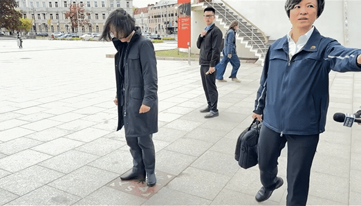 快新聞／蔡英文轉圈許願「國泰民安」　送小泡芙給留學生好奇問：一次吃幾包？