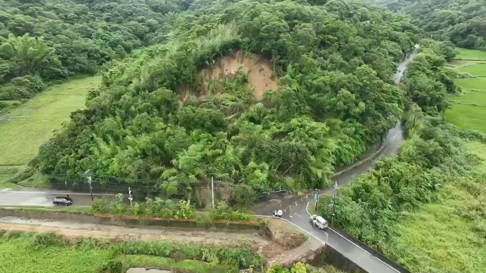 快新聞／苗栗造橋大走山「空拍畫面曝光」！　柏油破裂隆起斷成兩截