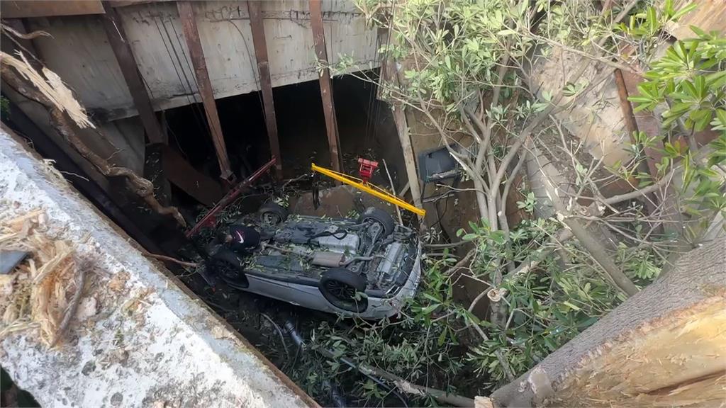 轟！新竹驚見近兩層樓高天坑　百萬轎車遭「吸入」洞中墜河床