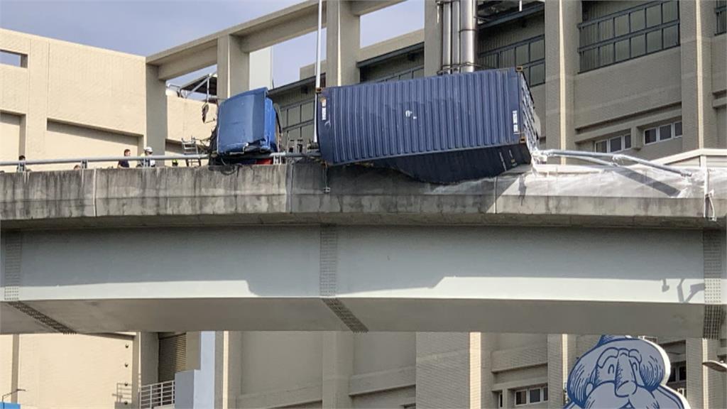 驚險！ 貨櫃車卡高架護欄 幸好沒翻落平面道路