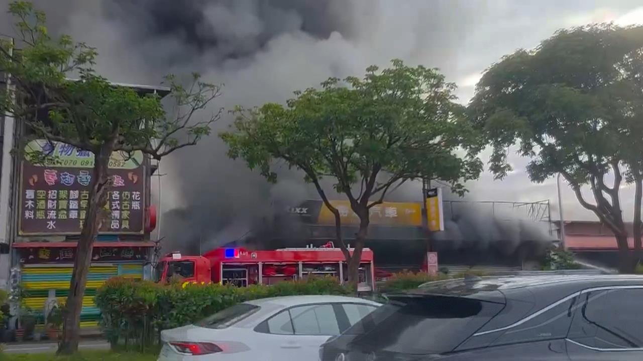 宜蘭汽修廠清晨突大火 延燒成衣廠、雅石館幸無傷亡