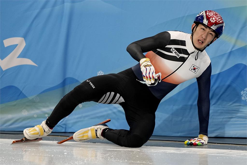 冬奧／競速滑冰8強賽南韓隊意外摔倒　中國4金得主狂諷：摔得好！