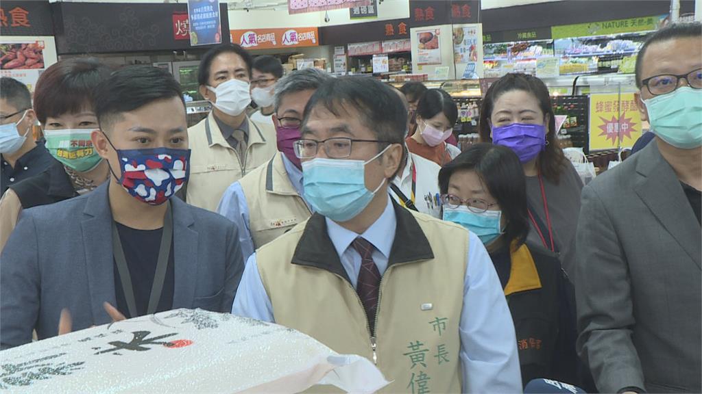 黃偉哲胸悶昨出院　今早直奔大賣場視察物價