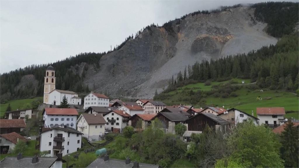暖化影響！山上大岩石快掉落　瑞士村莊全員撤離「乳牛也載走」