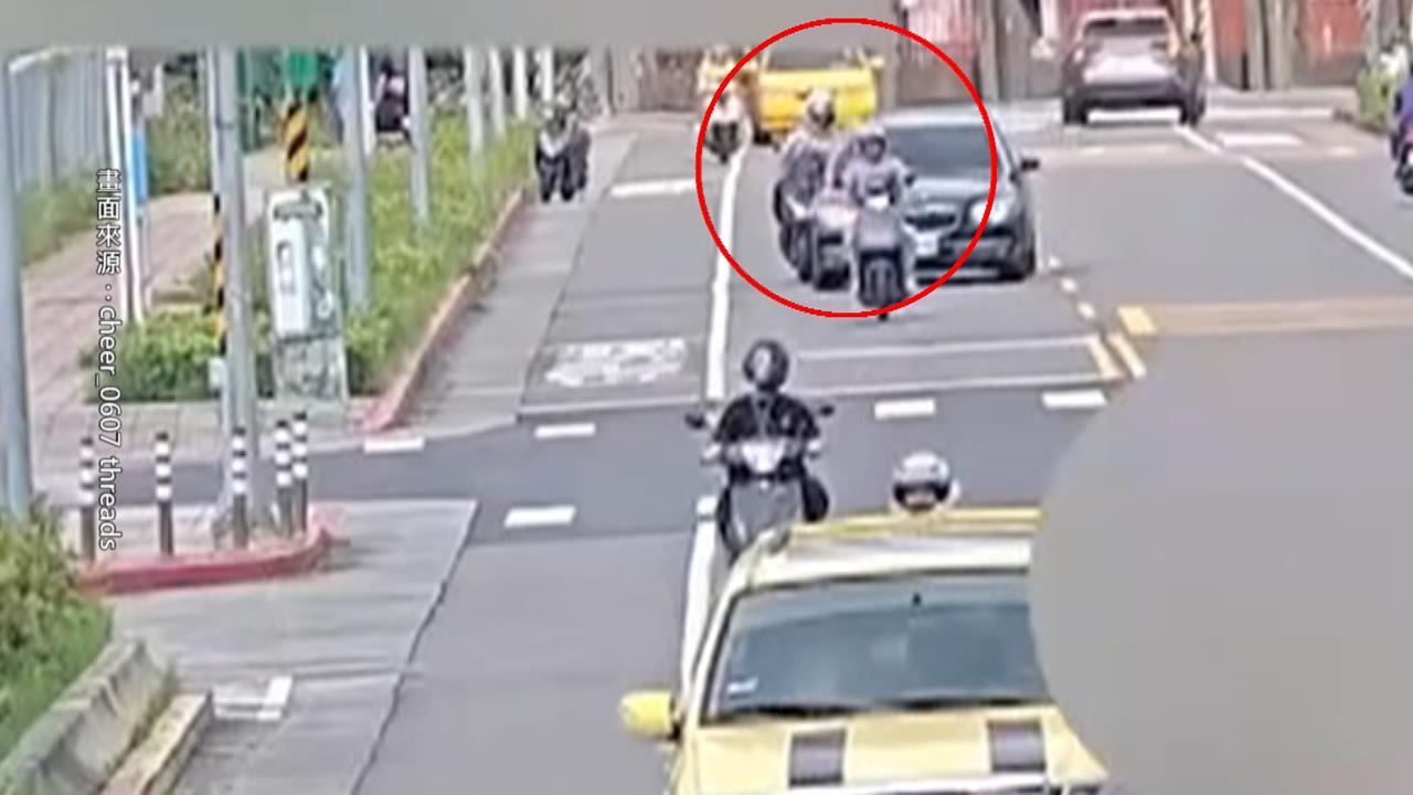 轎車超車肇事未停！　外送員騎士暴怒搥車窗理論