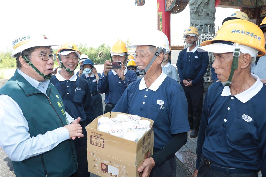 快新聞/心繫災區!黃偉哲視察民宅修繕作業 親送豆花感謝志工