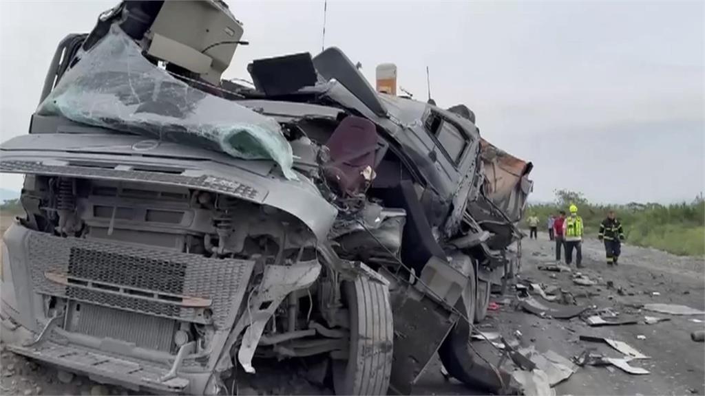 屏東2砂石車對撞！其中1名駕駛遭拋飛輾斃