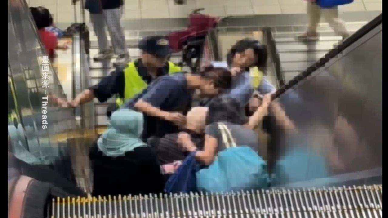 看護推坐輪椅長者搭手扶梯　失控向後摔！後方民眾被砸傷