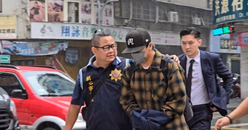 坤達遭上銬布料包手進警局　被問「為何閃兵」反應曝光