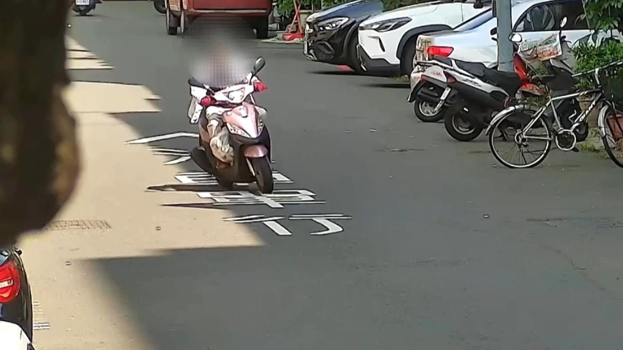 78歲婦騎車疑闖紅燈釀連環追撞 2駕駛傷、騎士昏迷