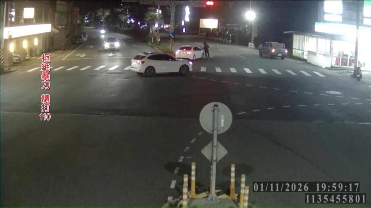 車內搜出毒! 猛男"持雙刀"隨機攔車攻擊 22名警力壓制仍拒捕