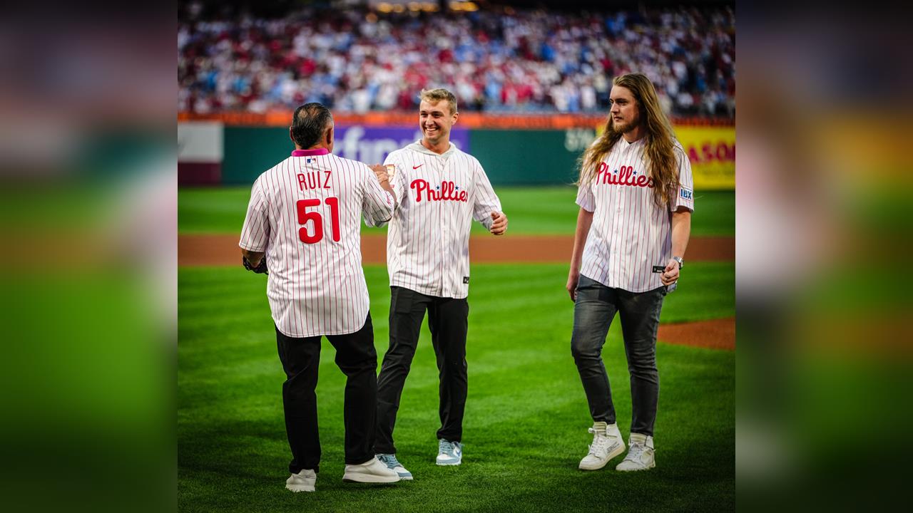 MLB(影)／費城人傳奇「大夫」季後賽無安打15週年　兒子代父親擔任開球貴賓