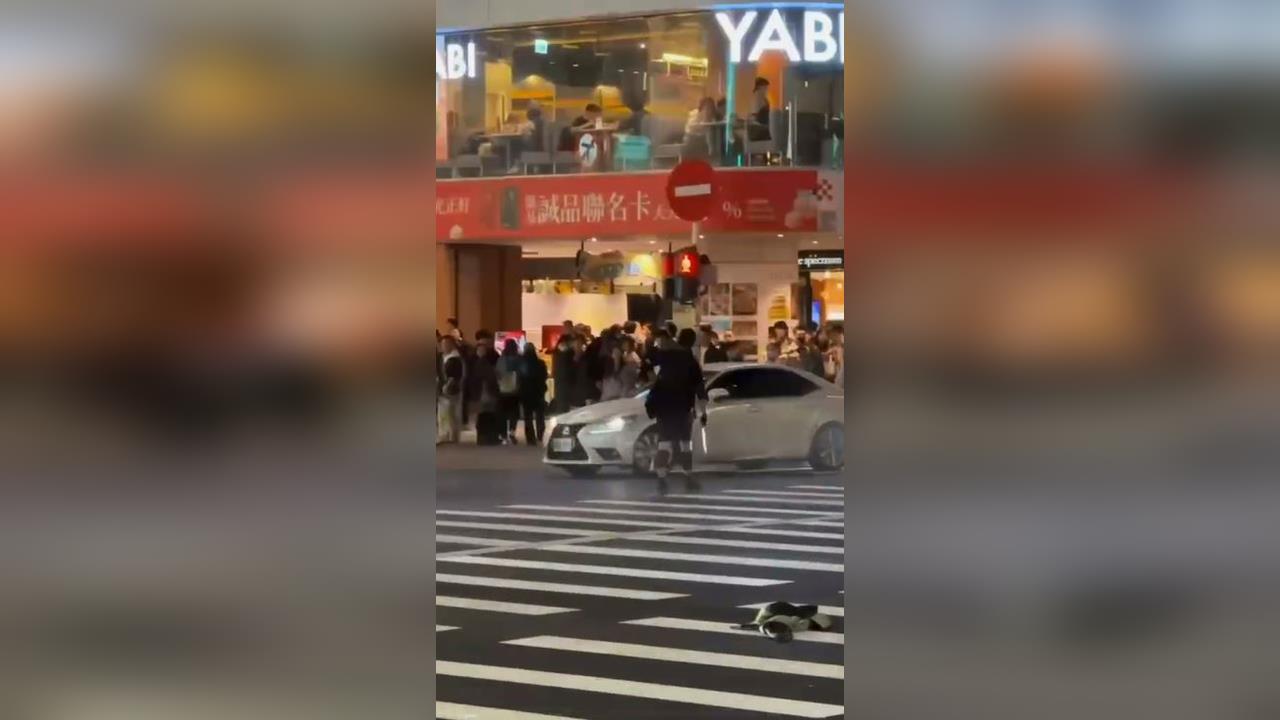 快新聞/行凶畫面曝!北市27歲男「先炸後砍」 5傷4命危搶救中